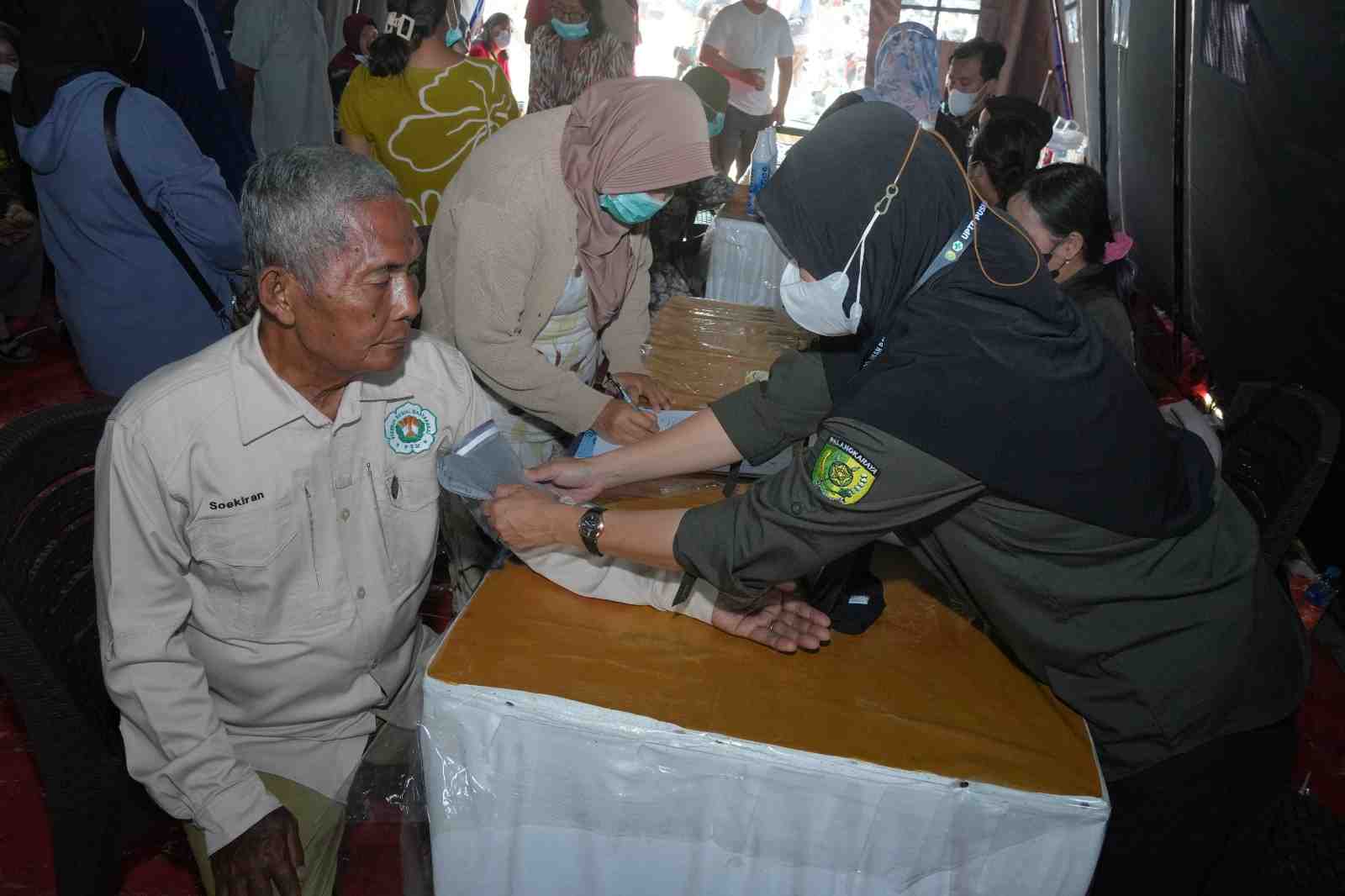 PERIKSA TEKANAN DARAH WARGA TERDAMPAK KARHUTLA