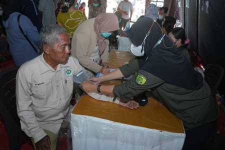 PERIKSA TEKANAN DARAH WARGA TERDAMPAK KARHUTLA