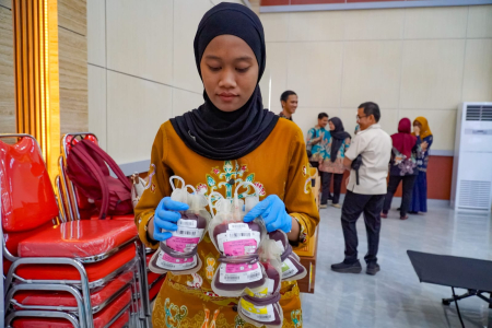TUNJUKKAN KANTONG TRANSFUSI DARAH