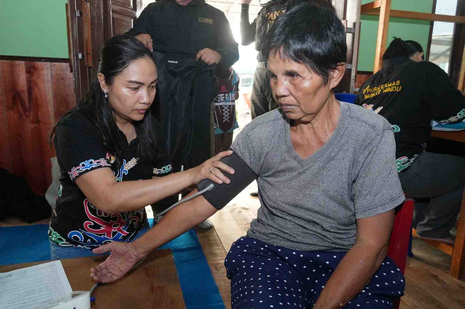 PERIKSA TEKANAN DARAH WARGA