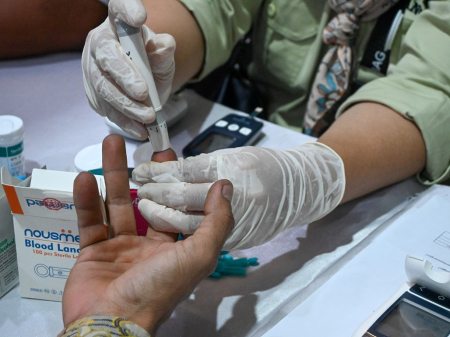 PERIKSA GULA DARAH PENGUNJUNG