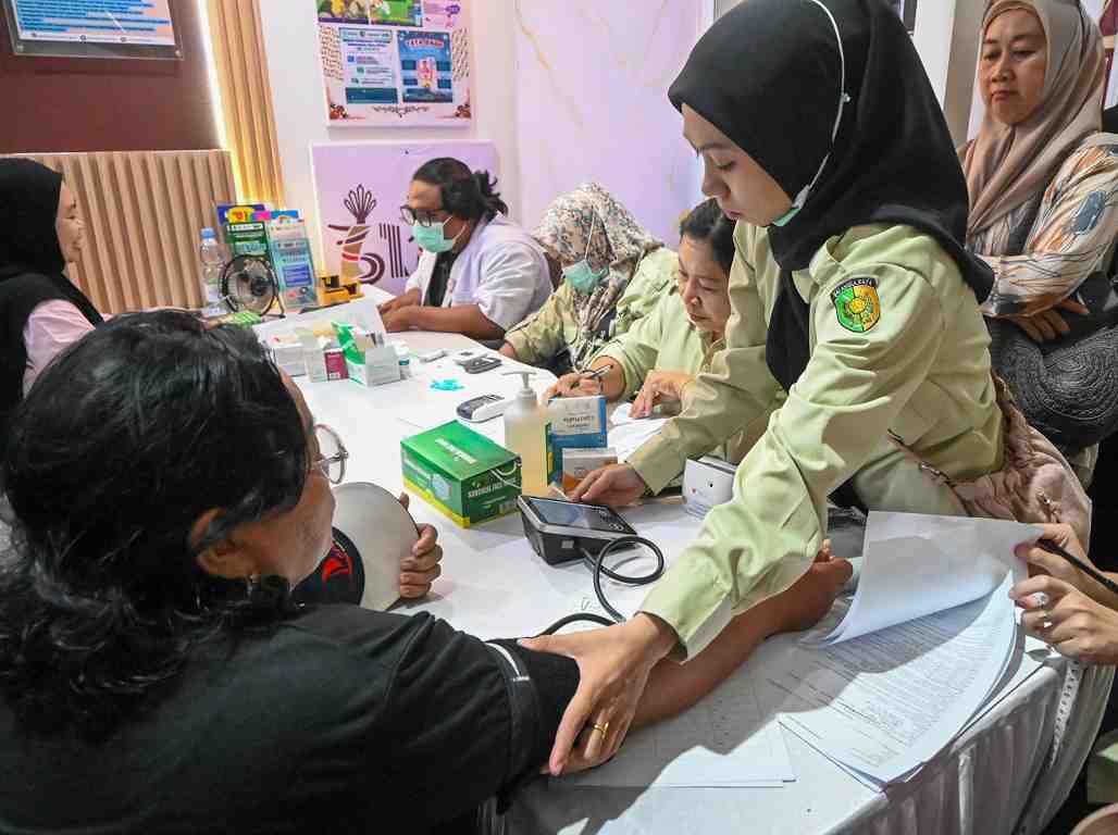 PERIKSA TEKANAN DARAH PENGUNJUNG