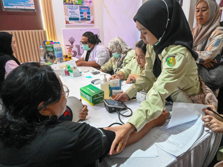 PERIKSA TEKANAN DARAH PENGUNJUNG