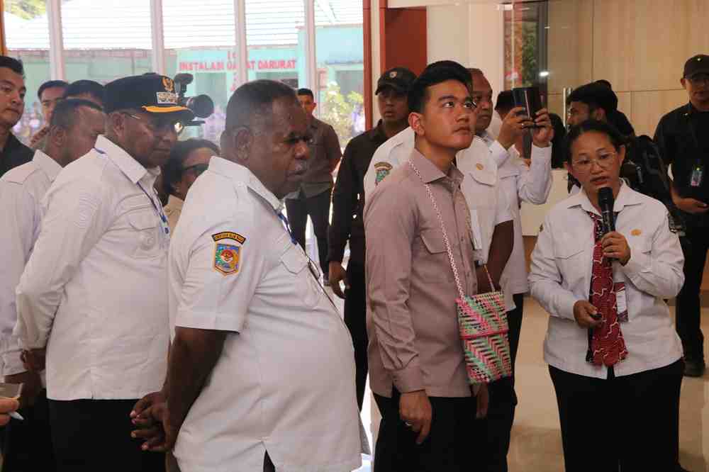 WAPRES TINJAU RSUD WAISAI