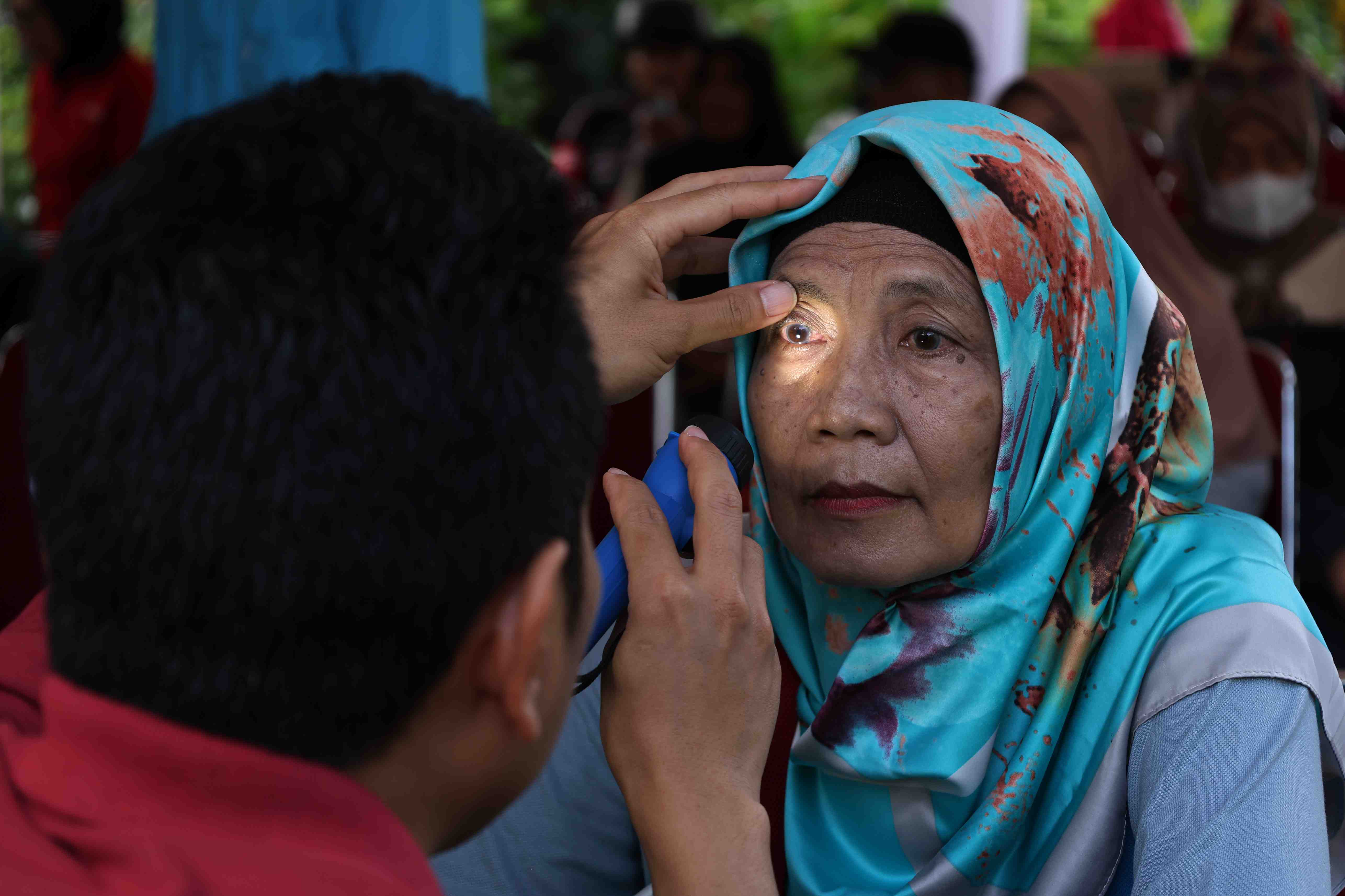 PEMERIKSAAN KESEHATAN MATA LANSIA DI PONTIANAK