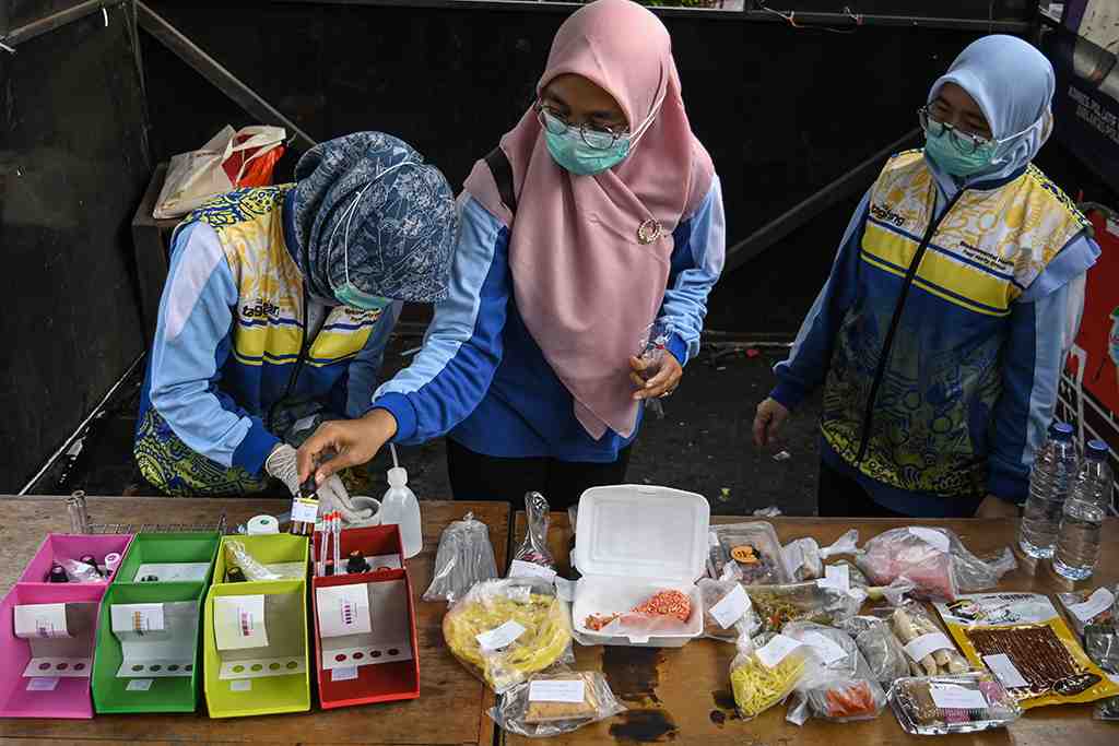 PETUGAS DINAS KESEHATAN LAKUKAN PENGUJIAN TAKJIL