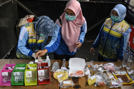 PETUGAS DINAS KESEHATAN LAKUKAN PENGUJIAN TAKJIL