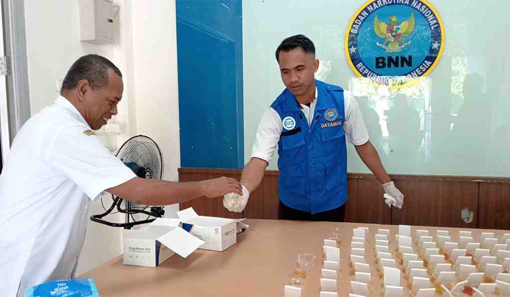 SERAHKAN HASIL TES URINE
