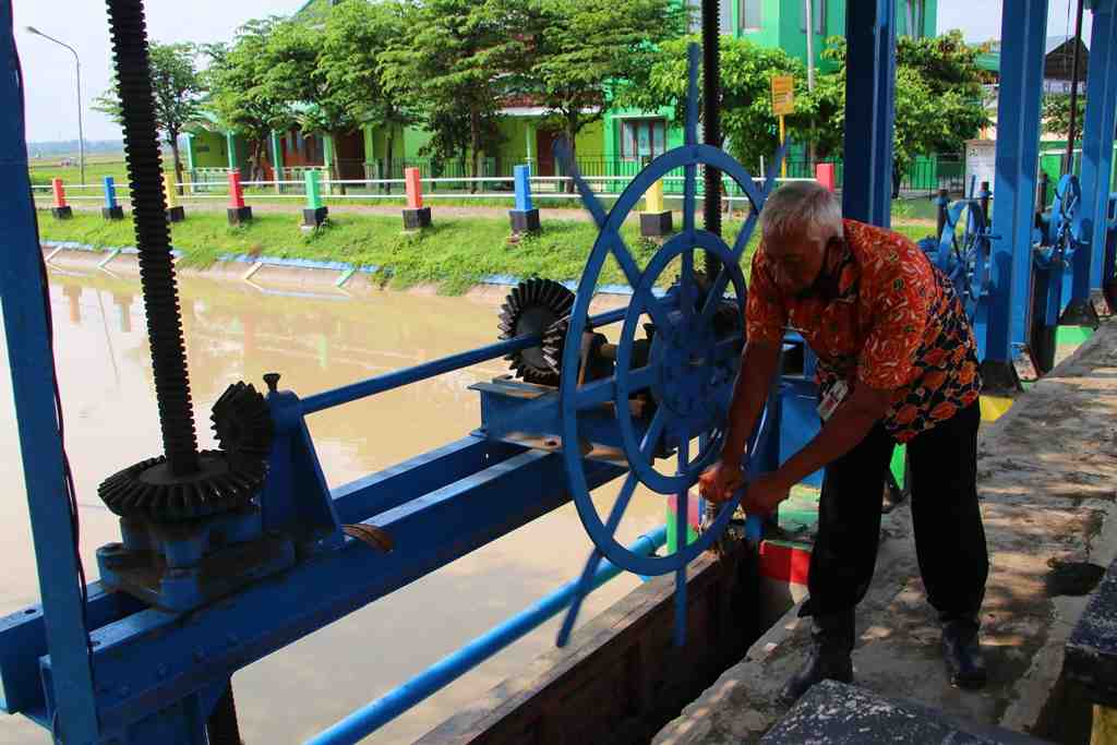 BUKA PINTU AIR BENDUNG GABUS