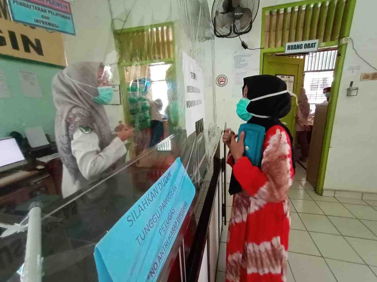 PETUGAS BATASI PASIEN YANG BEROBAT