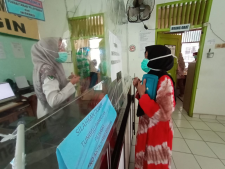 PETUGAS BATASI PASIEN YANG BEROBAT