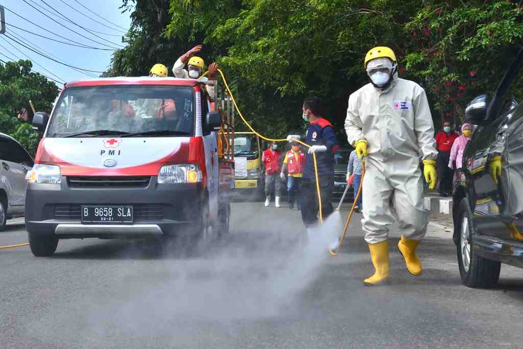 SEMPROT DISINFEKTAN JALAN UTAMA