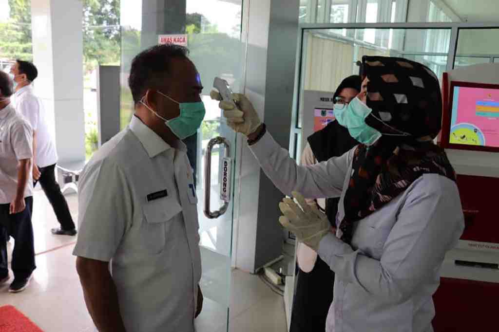 MENGUKUR SUHU TUBUH 