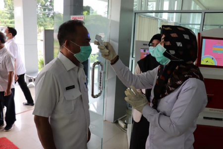 MENGUKUR SUHU TUBUH 
