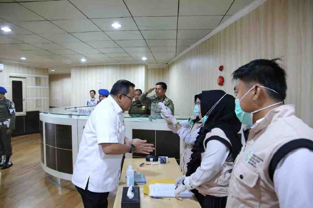 EDUKASI SOCIAL DISTANCING DAN PHBS KE MASYARAKAT