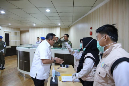 EDUKASI SOCIAL DISTANCING DAN PHBS KE MASYARAKAT