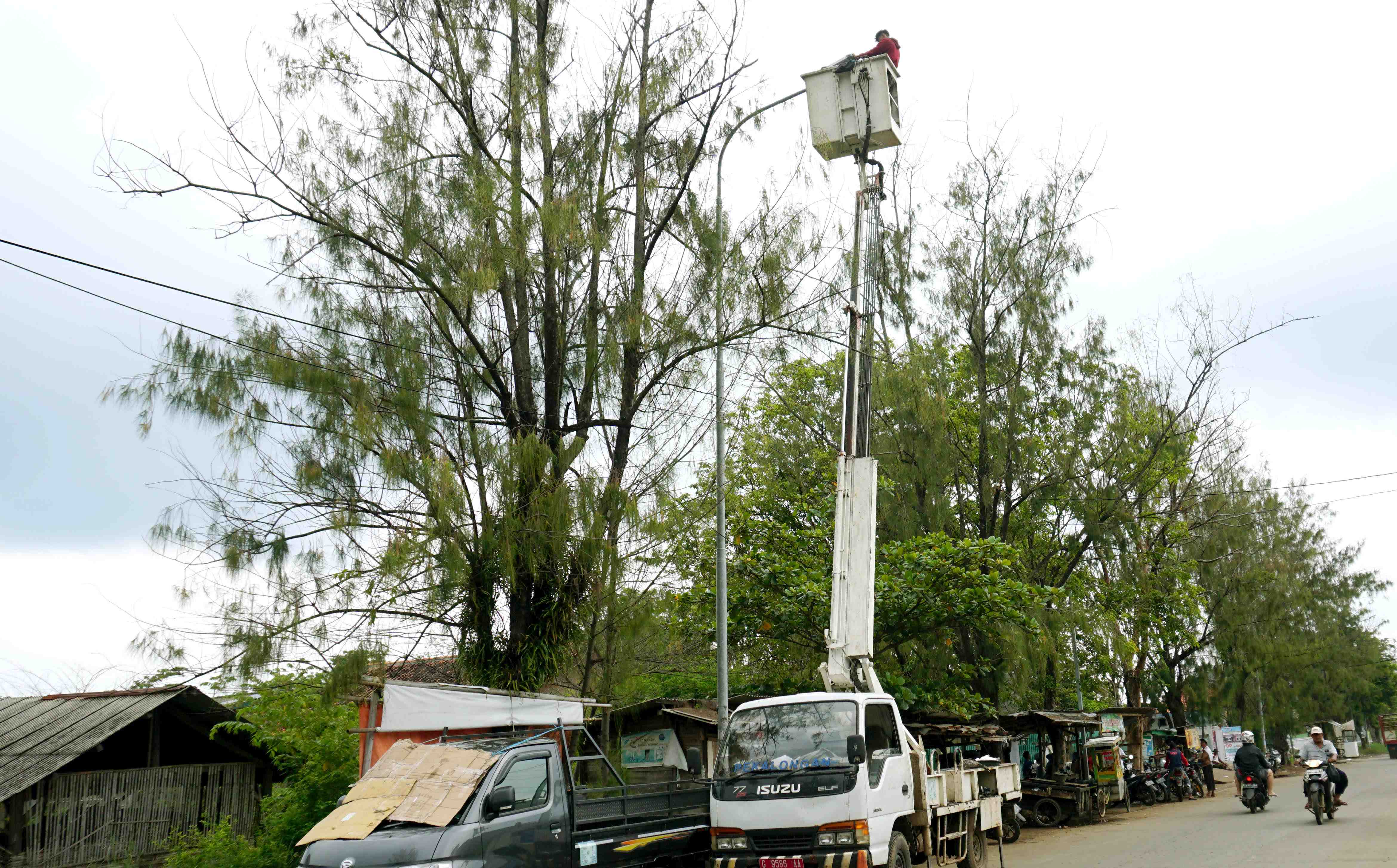 PERBAIKI LAMPU JALAN