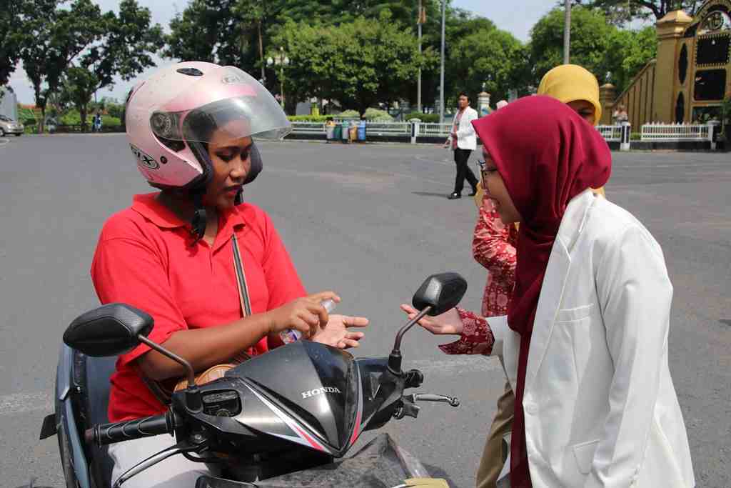 PAKAI PEMBERSIH TANGAN