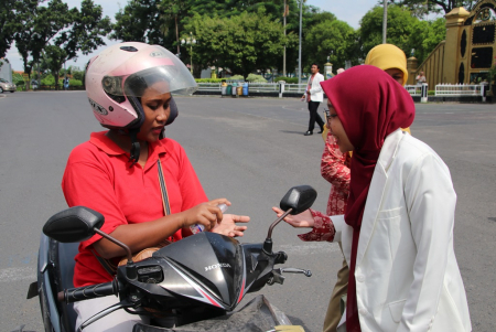 PAKAI PEMBERSIH TANGAN