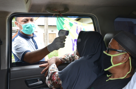 PEMERIKSAAN SUHU TUBUH di PERBATASAN