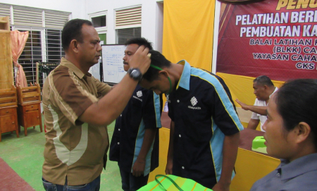 PELEPASAN TANDA PESERTA PELATIHAN			