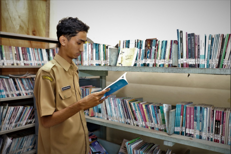 BACA BUKU DI PERPUSTAKAAN KELURAHAN BAGAK SAHWA