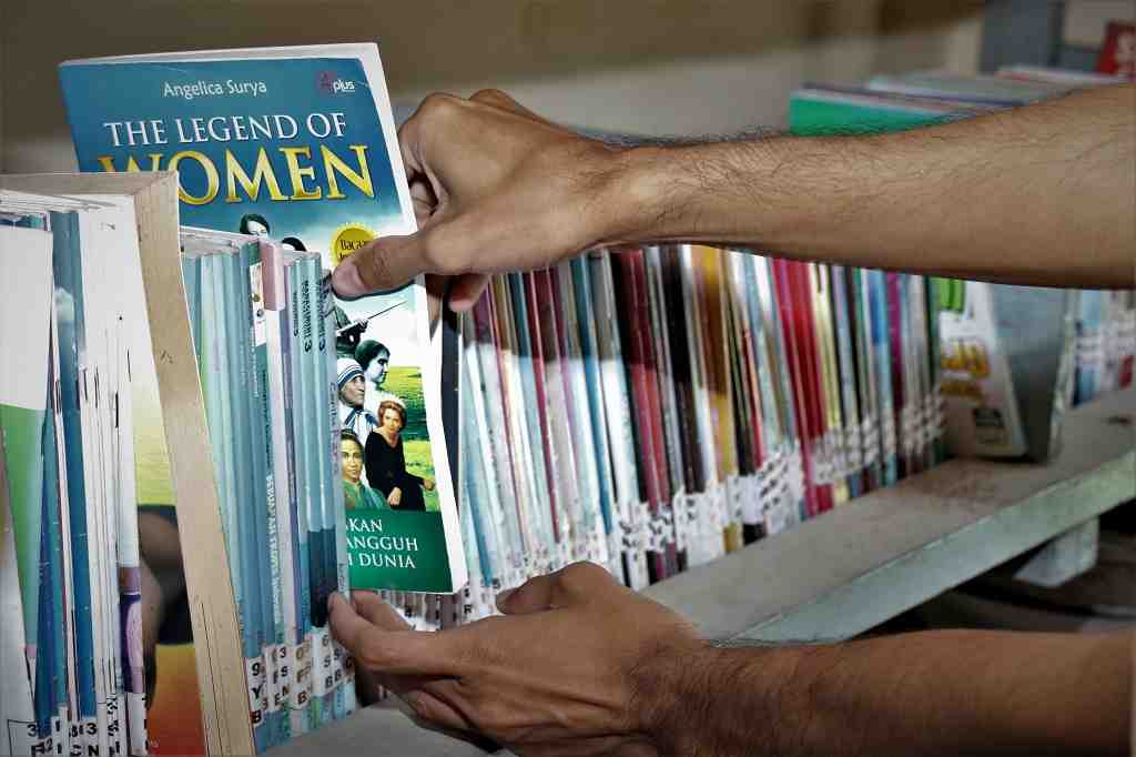 PERPUSTAKAAN KECIL KANTOR LURAH BAGAK SAHWA