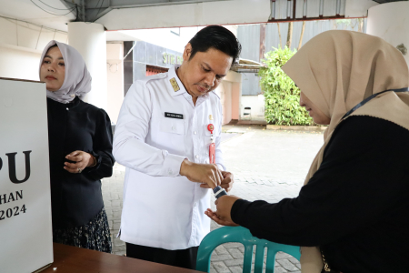 CELUPKAN JARI KE TINTA