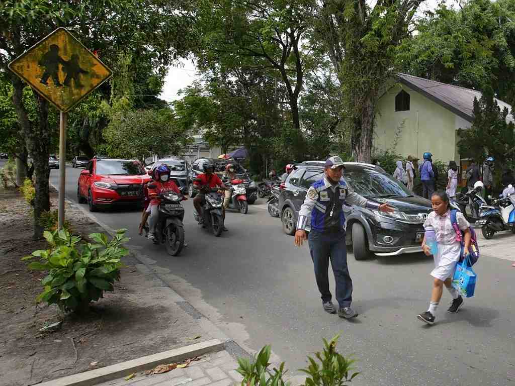 BANTU PENYEBERANG JALAN