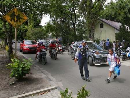 BANTU PENYEBERANG JALAN