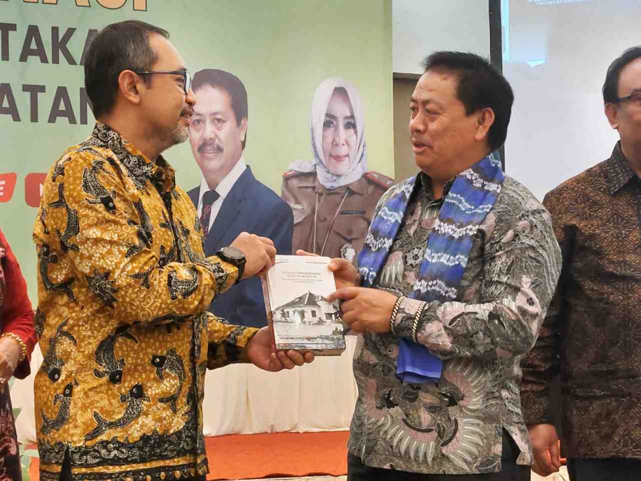 SERAHKAN BUKU KE KEPALA PERPUSNAS
