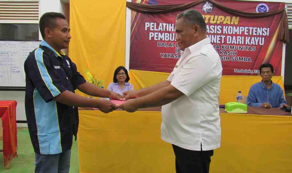 PENYERAHAN SERTIFIKAT PELATIHAN					