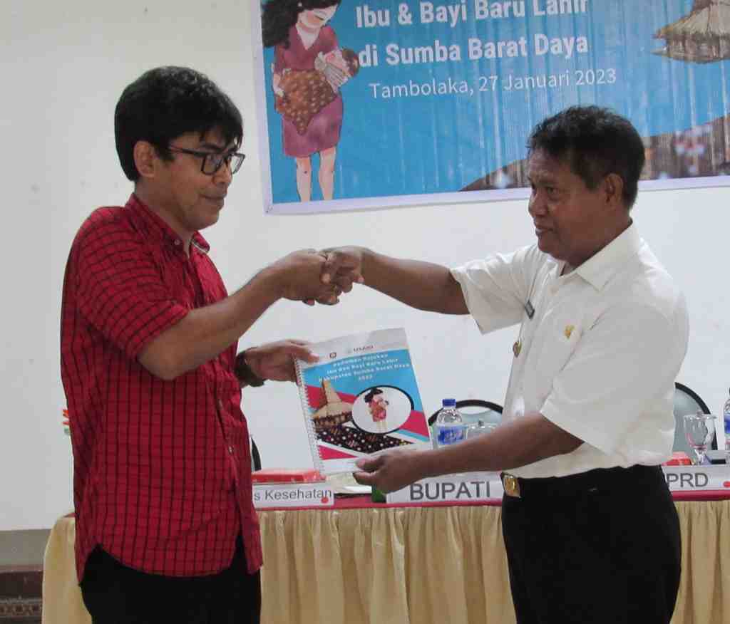 PENYERAHAN PEDOMAN RUJUKAN IBU DAN BAYI BARU LAHIR