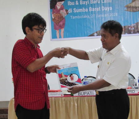 PENYERAHAN PEDOMAN RUJUKAN IBU DAN BAYI BARU LAHIR