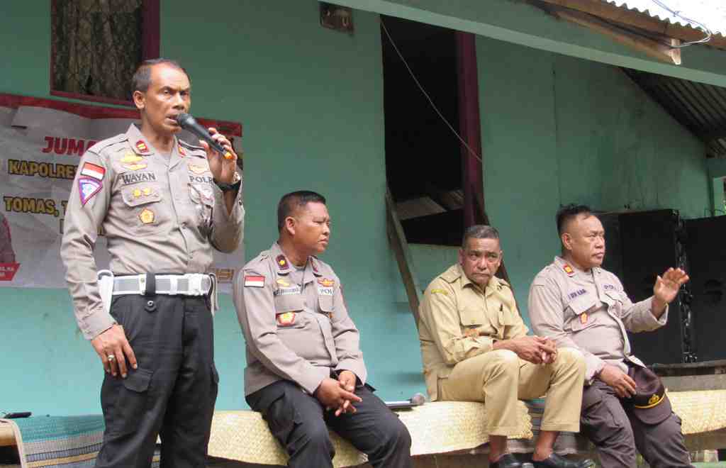 BERI ARAHAN TERTIB BERLALU LINTAS