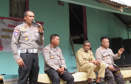 BERI ARAHAN TERTIB BERLALU LINTAS