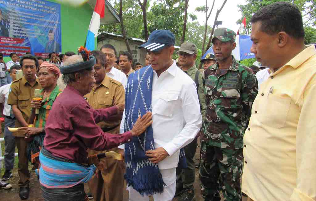 GUBERNUR NTT DISAMBUT TOKOH ADAT