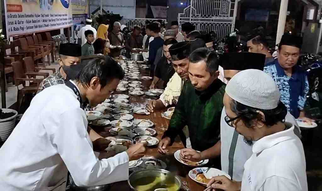 MASJID NURUL HUDA SIAPKAN RATUSAN TAKJIL GRATIS