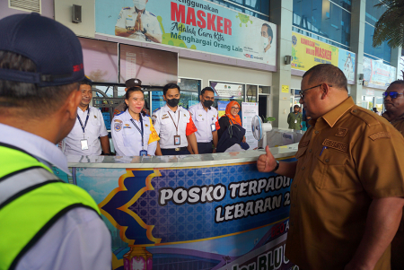 PENJABAT GUBERNUR PAPUA BARAT DAYA SIDAK POSKO ANGKUTAN LEBARAN