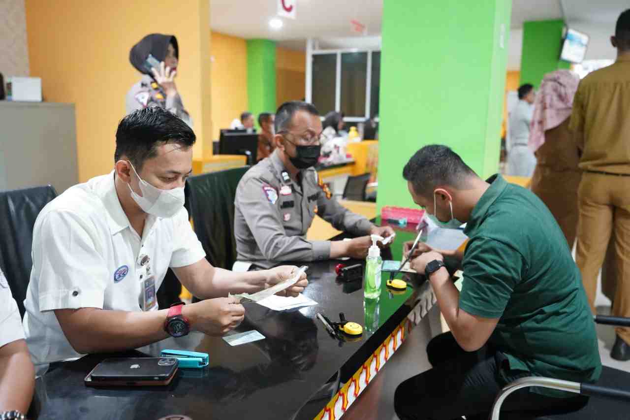 LAYANI PENGURUSAN PAJAK KENDERAAN DI SAMSAT PEKANBARU