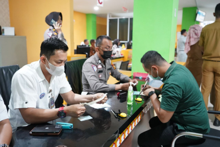 LAYANI PENGURUSAN PAJAK KENDERAAN DI SAMSAT PEKANBARU