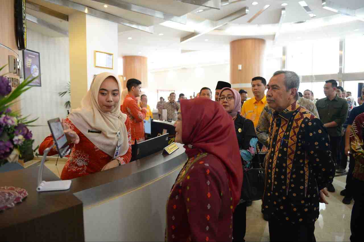 TINJAU PUSAT PELAYANAN PUBLIK PROVINSI RIAU 