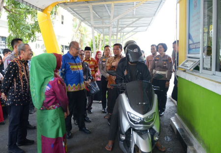 GUBERNUR RIAU TINJAU SAMSAT DRIVE THRU PEKANBARU