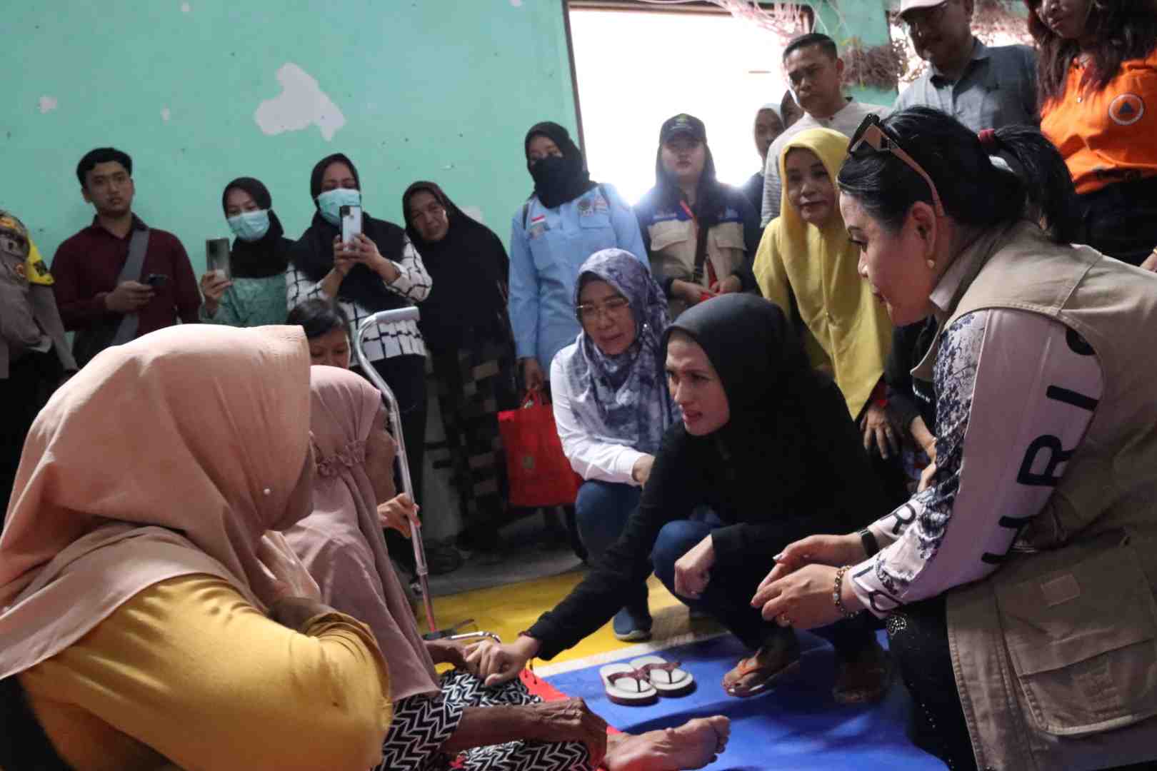KETUA TP-PKK KUNJUNGI KORBAN KEBAKARAN