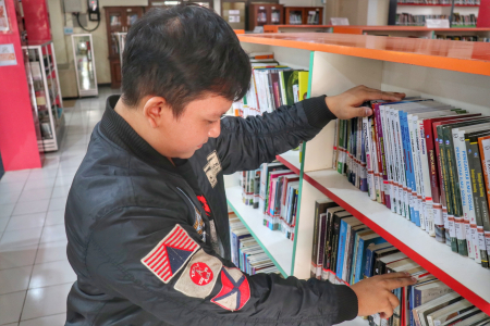 MENCARI BUKU BAHAN BACAAN