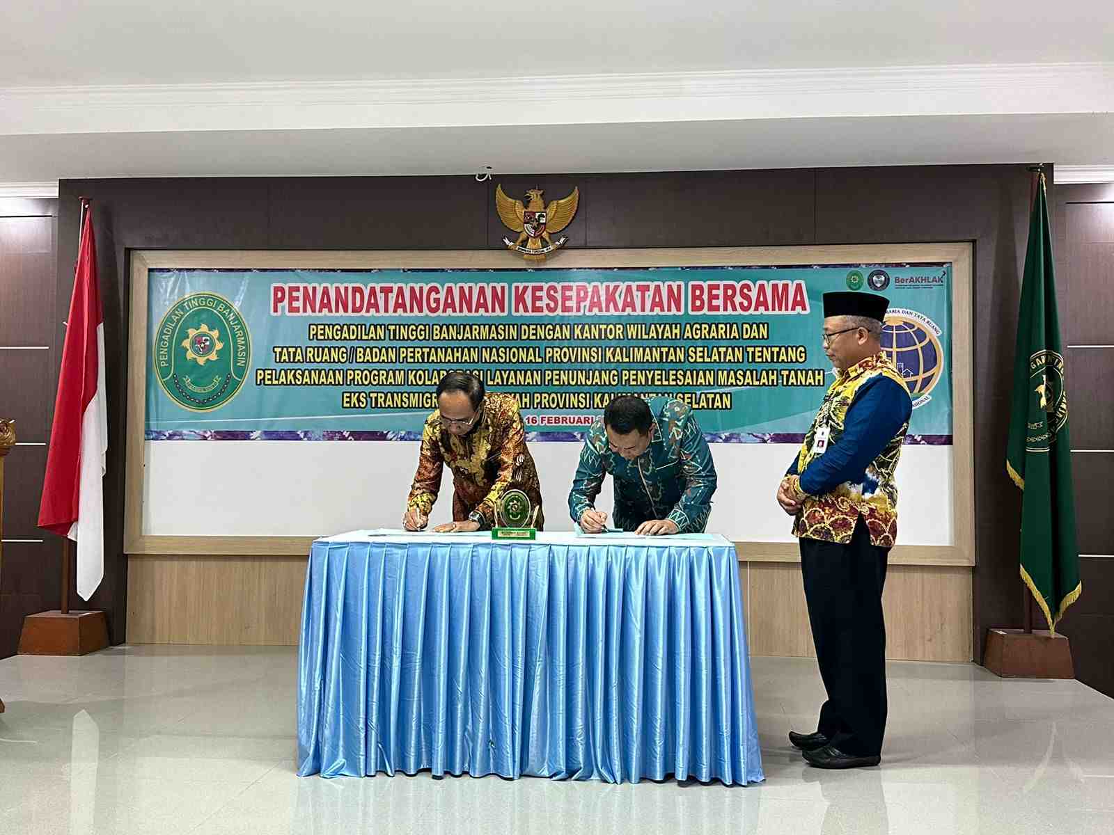 MENANDATANGANI KESEPAKATAN BERSAMA