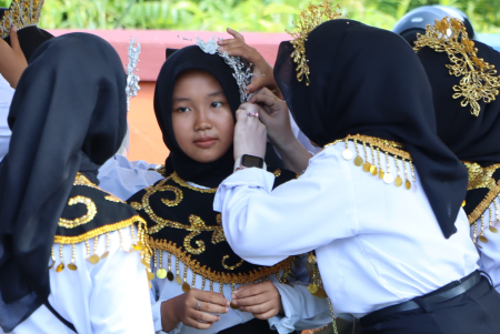 PASANG AKSESORIS KEPALA