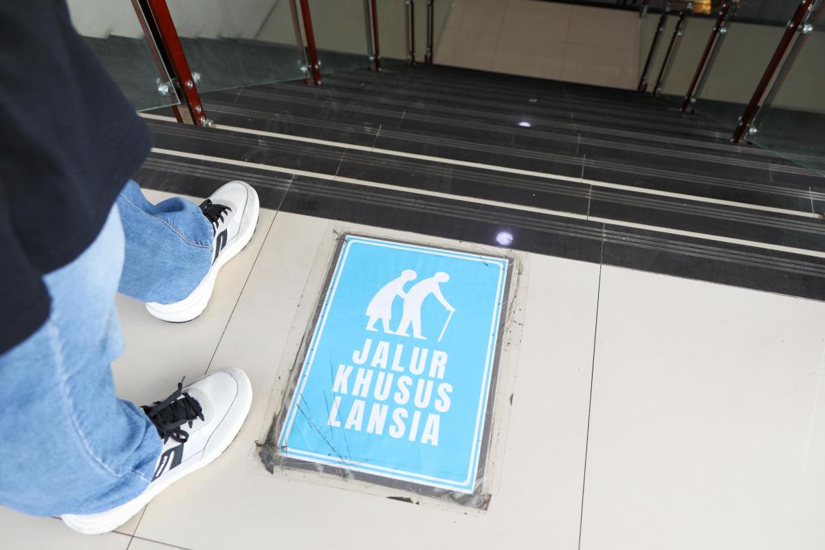 JALUR KHUSUS LANSIA