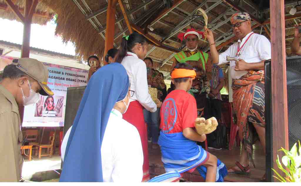 MEMBERI BERKAT PADA PESERTA WORKSHOP