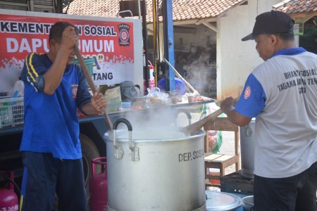 MEMASAK di DAPUR UMUM